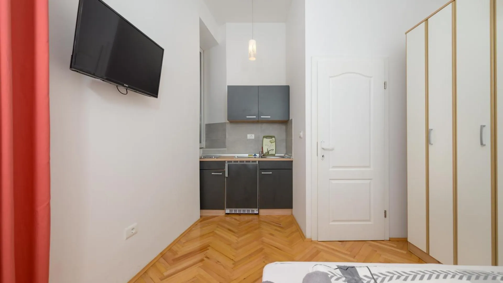 Studio Apartments Tiho & Nena Póla
