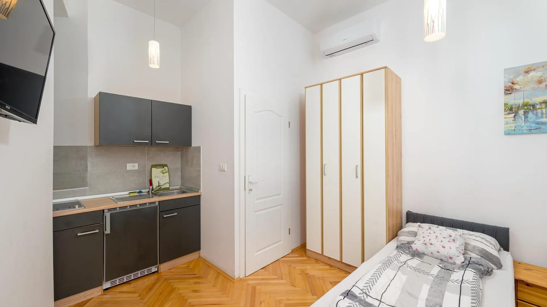 Studio Apartments Tiho & Nena Póla