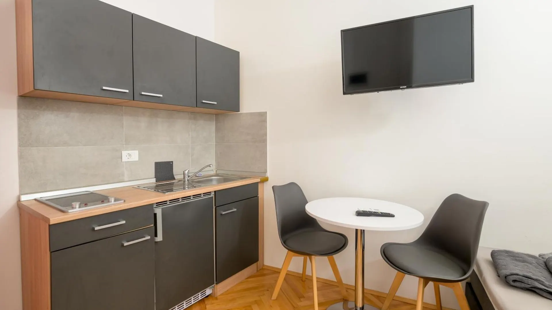Studio Apartments Tiho & Nena Póla